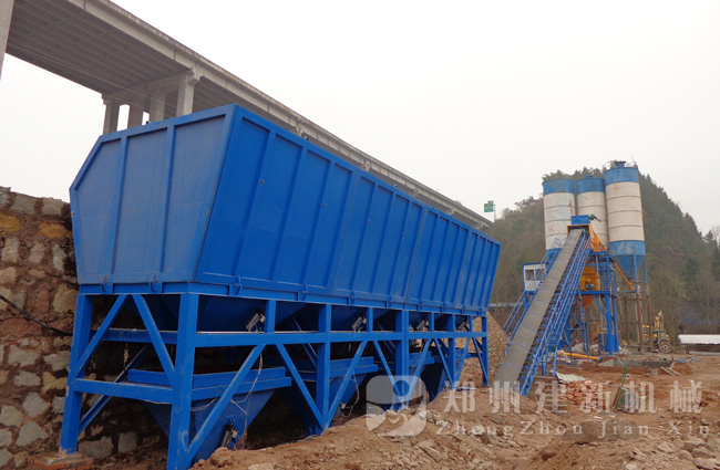 四川巴中HZS120混凝土攪拌站現場(chǎng)案例