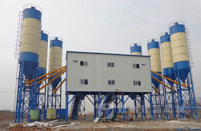 河南南陽(yáng)HZS120混凝土攪拌站現場(chǎng)案例