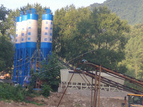 三門(mén)峽120混凝土攪拌站設備工作現場(chǎng)