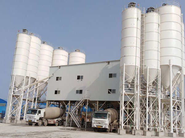唐山黑沿子180環(huán)保型混凝土攪拌站工作現場(chǎng)