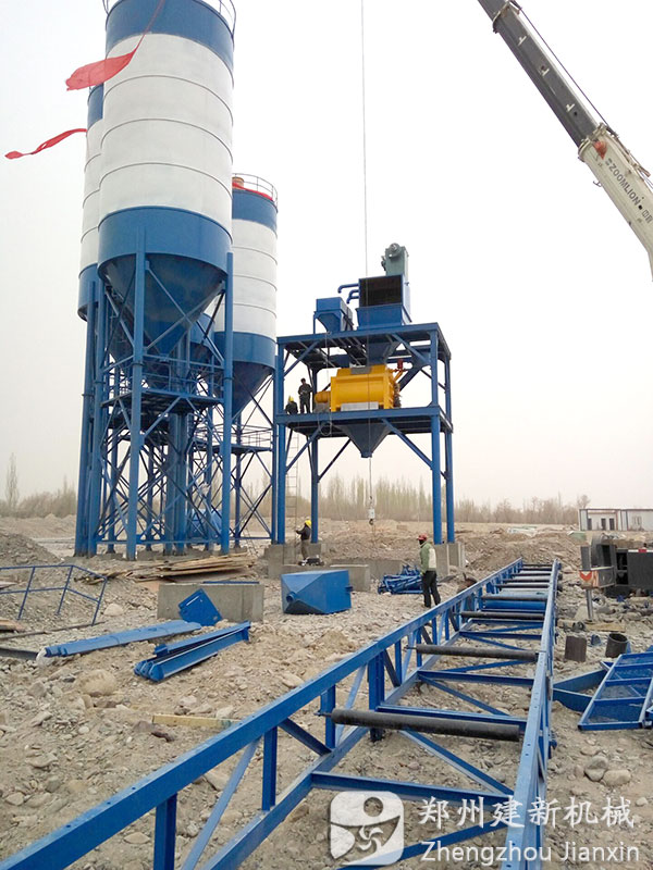 新疆180混凝土攪拌站安裝現場(chǎng)