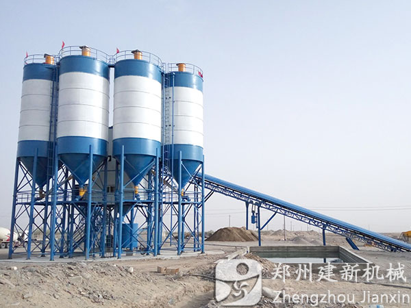 新疆180混凝土攪拌站工作現場(chǎng)