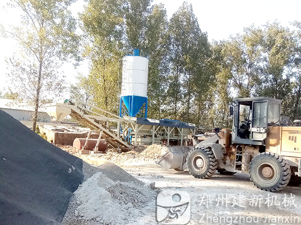 山東菏澤300穩定土拌合站工作現場(chǎng)