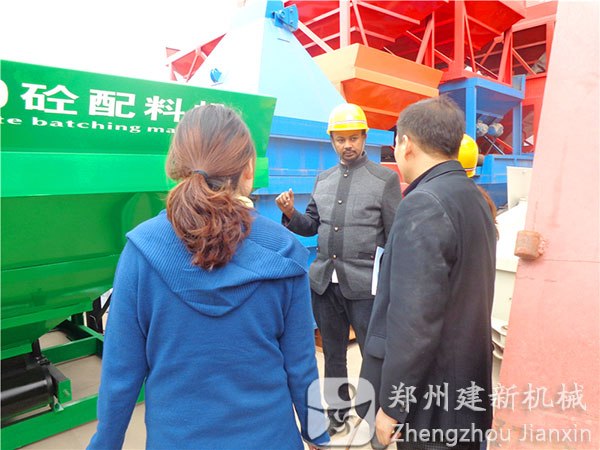 埃塞俄比亞客戶(hù)和建新人員交流混凝土攪拌站知識