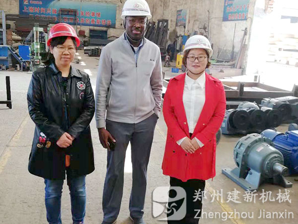 美國客戶(hù)參觀(guān)混凝土攪拌站生產(chǎn)車(chē)間