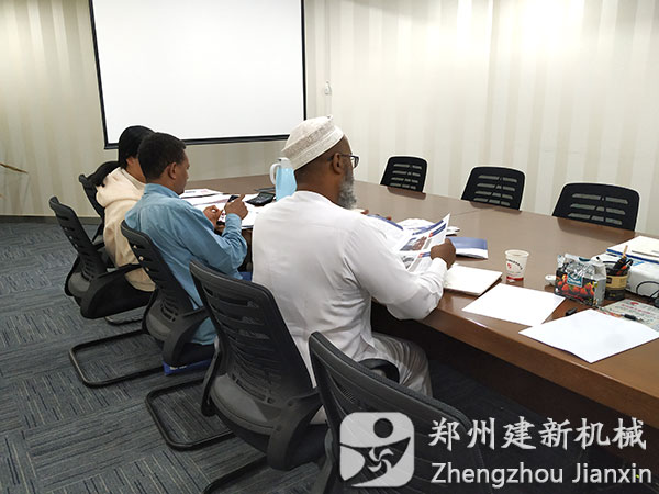 埃塞俄比亞客戶(hù)到鄭州建新機械參觀(guān)訪(fǎng)問(wèn)