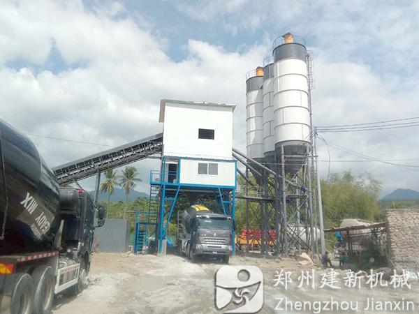 建新機械120混凝土攪拌站在菲律賓工作現場(chǎng)