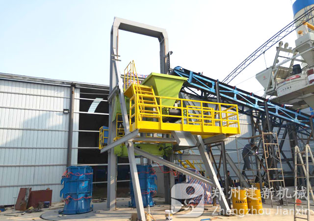 河南原陽(yáng)攪拌站安裝完成主機采用建新1500立軸混凝土攪拌機